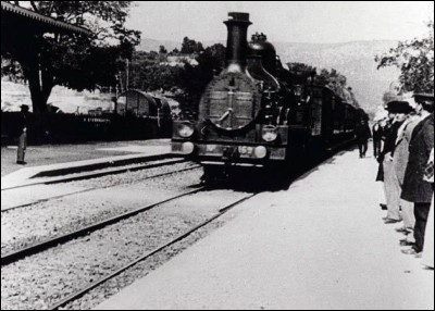 Dans le film des frères Lumière de 1885, en quelle gare arrive le train ?