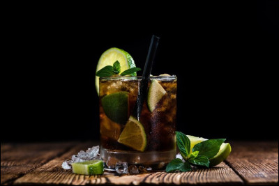 Que faut-il ajouter au rhum et au citron vert pour réaliser un cocktail "Cuba libre" ?