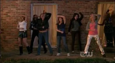 Sur quelle chanson dansent les filles dans le dernier épisode de la saison 4 ?