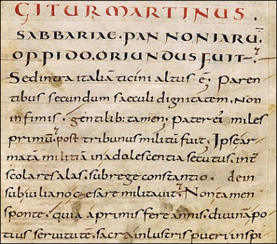 Quel prénom féminin portait l'écriture qualifiée de "minuscule" sous Charlemagne ?