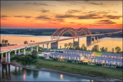 Sur la rive de quel fleuve est située la ville de Memphis ?