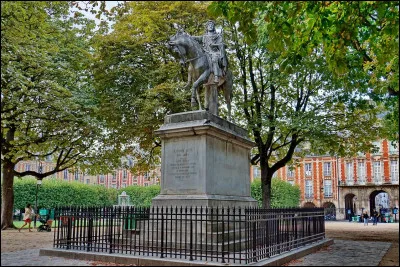 La statue de quel roi peut-on voir au centre de la place des Vosges, à Paris ?
