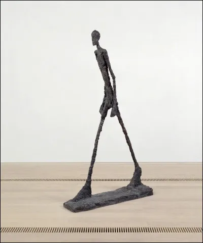 Qui a créé la sculpture "L'Homme qui marche" ?