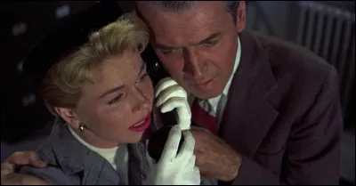 Quel metteur en scène est le réalisateur du film "L'Homme qui en savait trop" ?