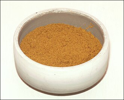 Comment appelle-t-on le mélange typique d'épices et d'herbes aromatiques en Afrique du Nord ?