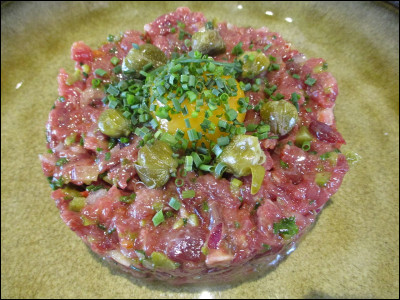 Quel condiment trouve-t-on dans le steak tartare ?