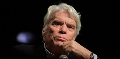 Qui interprète le rôle de Bernard Tapie dans la série Netflix ''Tapie'' ?