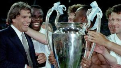 De quelle ville venait l'équipe de football qu'il a corrompue, lors d'un match de 1993 ?