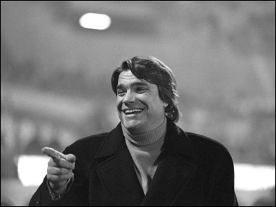 Contre quelle banque est-il en procès dans les années 90 ?