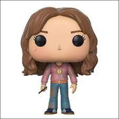 Oh oh ! Mais qu'elle est élégante (enfin si on oublie l'état de ses habits et son visage ) ! Dans quel tome porte-t-elle ce joli petit bijou ?