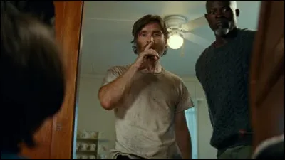 Dans ce film, il incarne le personnage nommé "Emmett". Il s'agit d'un survivant du monde post-apocalyptique envahi par des créatures sensibles au son. Quel est ce film ?