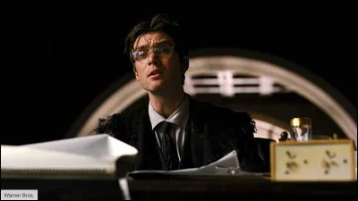 Dans cette trilogie il interprète le personnage du Dr Jonathan Crane, également connu sous le nom de "Épouvantail". Crane est un psychiatre qui devient un criminel notoire à Gotham City. Il utilise une toxine de son invention pour semer la peur et la folie parmi les citoyens. Quel est cette trilogie ?