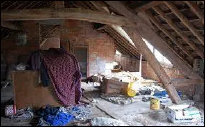 Cette chambre n'est pas rangée, on dirait un véritable...