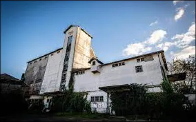 L'usine à la périphérie de la ville est...