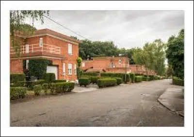 Je vous emmène en Lorraine, à Bataville. Ancienne cité ouvrière, à cheval sur le territoire des communes de Moussey, Maizières-les-Vic et Réchicourt-le-Château, elle se situe dans le département ...