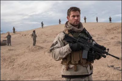 Dans ce film, Chris Hemsworth incarne le personnage du capitaine Mitch Nelson. Le film est basé sur des événements réels qui ont eu lieu après les attentats du 11 septembre 2001. Le capitaine Mitch Nelson est le chef d'une unité des forces spéciales de l'armée américaine qui est déployée en Afghanistan pour travailler aux côtés des forces locales afin de combattre les talibans. Quel est ce film ?