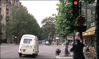 Dans le film "Le grand blond avec une chaussure noire", cette estafette sert de...