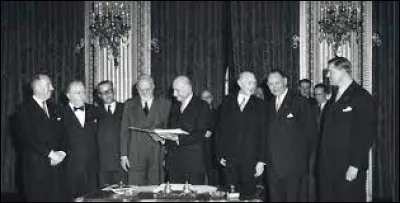 Le traité de Paris instituant la Communauté européenne du charbon et de l'acier (CECA) est signé par la République fédérale d'Allemagne, la Belgique, la France, l'Italie, le Luxembourg et les Pays-Bas, le 18 avril ...