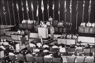 Ce 18 avril, s'ouvre en Indonésie la conférence de Bandung, réunissant pour la première fois les représentants de vingt-neuf pays africains et asiatiques dont Nasser, Nehru, Soekarno et Zhou Enlai. Cette conférence marque l'entrée du "tiers monde" sur la scène internationale : c'était en ...