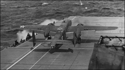 Ce 18 avril, l'aviation américaine réalise un premier bombardement de Tokyo avec des B 25 partis du porte-avions USS Hornet : c'était en ...