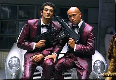 Outre Paris, dans quel pays se situe l'action du film ''Double Z&eacute;ro'' dans lequel le duo joue des espions ?