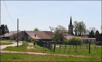 Dans quel département se situe la ville de Cuvier où les habitants sont appelés les "Ventres sans fond" ?