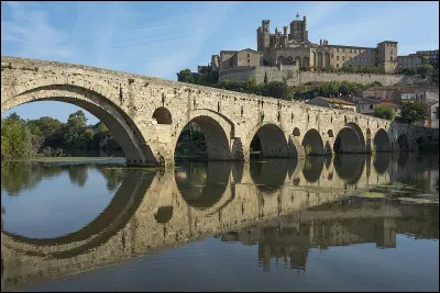 Dans quelle ville vivent les "Biterrois" ?