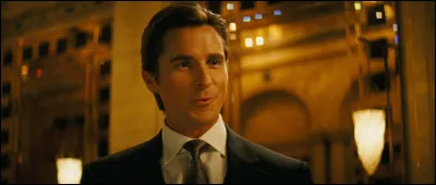 Christian Bale incarne dans cette trilogie le personnage emblématique de Bruce Wayne. Il joue le rôle du justicier masqué de Gotham City qui lutte contre le crime. Quelle est-elle ?