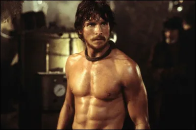 Christian Bale incarne le personnage de Quinn Abercromby, un homme qui survit dans un monde post-apocalyptique envahi par des dragons. Le film se déroule dans un futur où les dragons ont décimé la civilisation et où les humains luttent pour leur survie. Quel est ce film ?