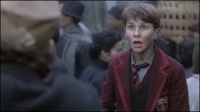 Le film, réalisé par Steven Spielberg, se déroule pendant la Seconde Guerre mondiale et raconte l'histoire d'un jeune garçon britannique nommé Jim, interprété par Bale, qui est séparé de ses parents et se retrouve dans un camp de prisonniers de guerre japonais en Chine. Quel est-il ?