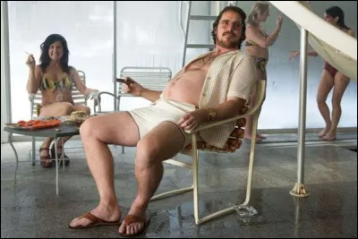 Christian Bale incarne ici Irving Rosenfeld, un escroc des années 1970. Avec sa partenaire, Sydney Prosser, ils se voient contraints de collaborer avec l'agent du FBI Richie DiMaso, joué par Bradley Cooper, dans le but de démanteler un réseau de corruption politique à Atlantic City. Quel est ce film ?