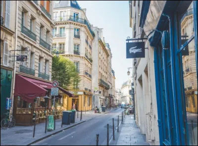 Finalement tu te perds au beau milieu d'un quartier.
Tu rechignes en pensant avoir essayé de voler (dans les airs).
Soudainement, un garçon majeur vient te voir et te propose des bonbons qu'il a trouvés, laissés par une pie, parce que lui, il n'en veut pas.
Quelle est ta réaction ?