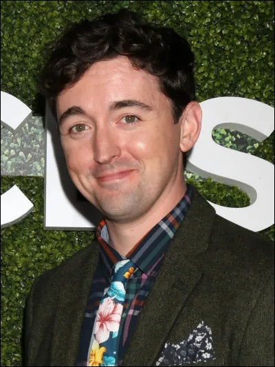 Qui interprète le rôle de Lowell ?