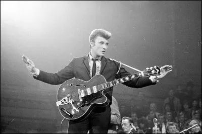 En quelle année Johnny Hallyday chante-t-il "Retiens la nuit"  ?