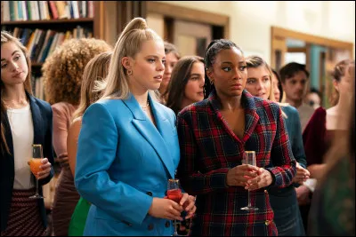 Quel est le titre de la série télévisée américaine qui suit les aventures de quatre jeunes filles américaines à New York ?