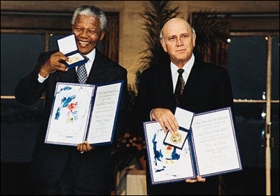 Avec qui Nelson Mandela a-t-il reçu le prix Nobel de la paix, en 1993 ?