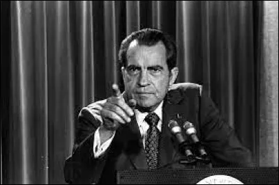 En quelle année le président Nixon a-t-il démissionné ?