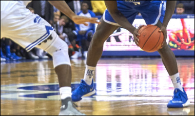 Quel poste occupe généralement le joueur de l'équipe le plus grand ?