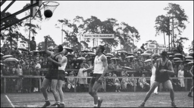 En quelle année le basket-ball est-il intégré aux Jeux olympiques ?