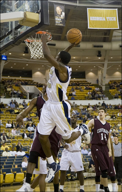 Comment appelle-t-on l'action de jeu, au basket-ball, qui consiste à marquer en projetant le ballon dans l'arceau, à une ou deux mains ?