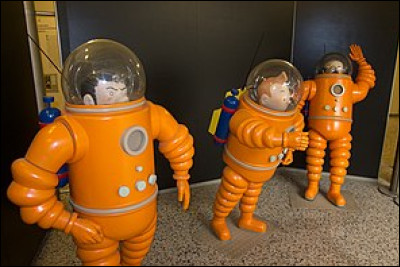 Quelles couleurs porte la fusée que l'on peut voir sur les couverture des albums de Tintin ''On a marché sur la Lune'' et ''Objectif Lune'' ?