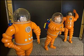 Quelles couleurs porte la fus&eacute;e que l'on peut voir sur les couverture des albums de Tintin ''On a march&eacute; sur la Lune'' et ''Objectif Lune'' ?