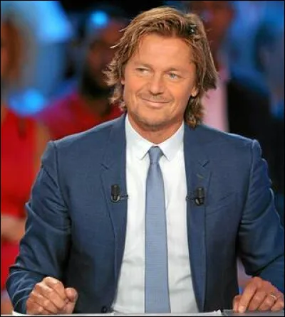 En septembre 2023, c'est le cycliste Kévin Vauquelin qui est élu parrain des 11e Trophées des sportifs. 
Revenons en 2016 : Quel est le nom de cet ancien joueur international de Football et commentateur sportif, choisi cette année-là pour parrainer ces Trophées, et que l'on applaudissait bien sûr, ovation de circonstance ! ?