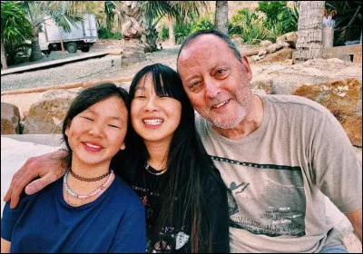 Jean Reno est l'heureux parrain d'une petite fille adoptée au Vietnam en 2004, portant le prénom de Jade. De qui est-elle la fille ?
