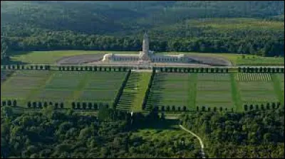 Durant quelle guerre a eu lieu la bataille de Verdun rendant ainsi tristement célèbre cette ville de la Meuse ?