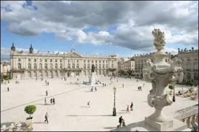 Dans quelle ville se situe la place Stanislas ?