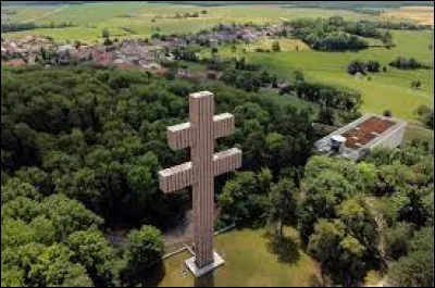 Dans quel village repose dans le cimetière depuis 1970 Charles de Gaulle ?