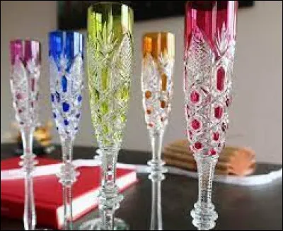 Quelle ville située en Meurthe-et-Moselle est réputée pour son cristal ?