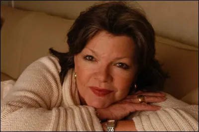 Elle s'appelle Catherine, sa mère a connu le succès dans de nombreux films comme dans "La Veuve Couderc". Son nom commence par "al" et finit par :