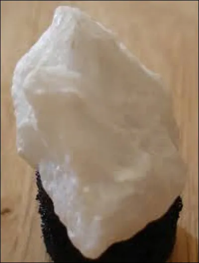 Que voyez-vous comme pierre sur cette photo commençant par "al", très appréciée par les sculpteurs ? Trouvez la fin du mot :